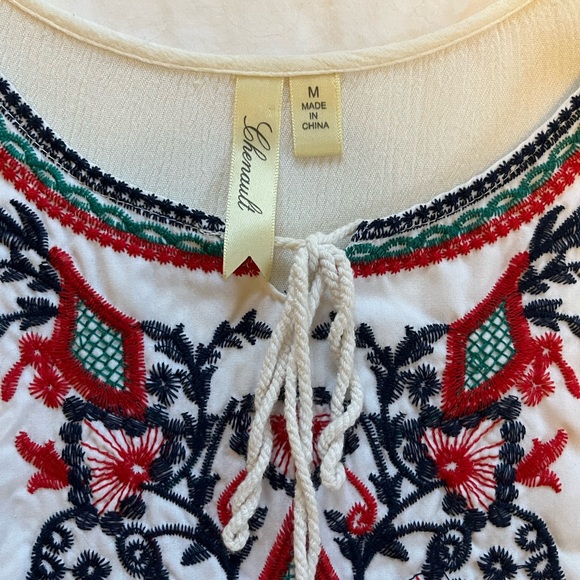 Lightweight embroidered top with cropped sleeves - Picture 2 of 4